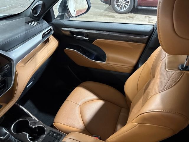 2024 Toyota Highlander Hybrid Platinum