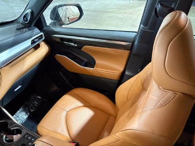 2025 Toyota Highlander Hybrid Platinum