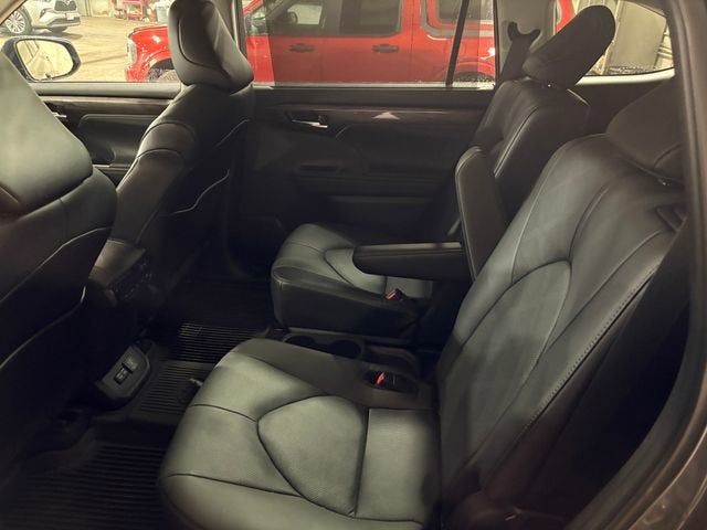 2024 Toyota Highlander Hybrid Platinum