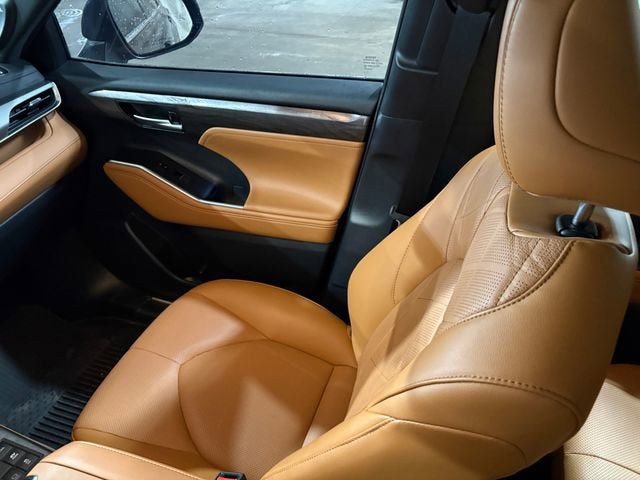 2024 Toyota Highlander Hybrid Platinum